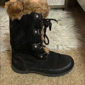 Boots with fur at the top and shoe tie